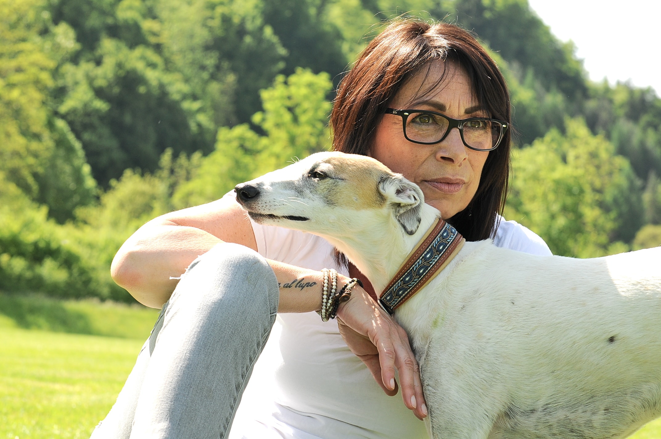 Mensch Hund Angela Aeschbacher und ein Hund beim Training